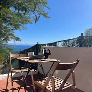 https://casita-naia-radazul.in-canary-islands.com